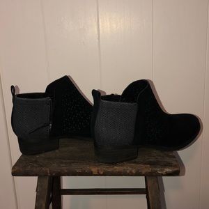 Like new- TOMS ankle boots in suede- size 7.5